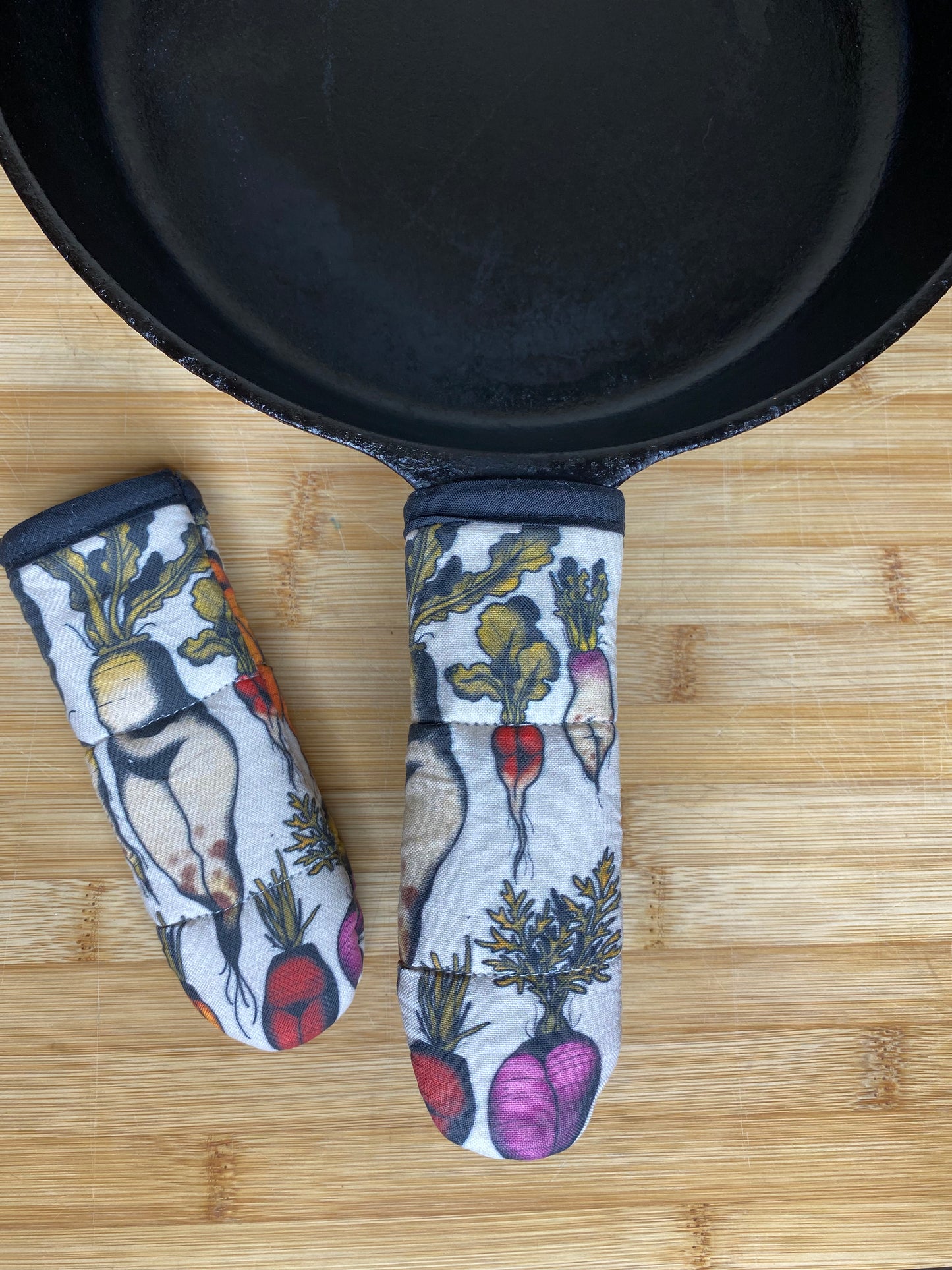 cast iron skillet handle, heat resistant, with leggy vegetable fabric